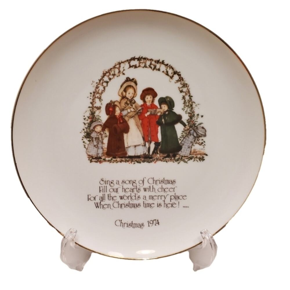 VINTAGE Porcelain 1974 Christmas Holly Hobbie Commemorative Plate Carolers